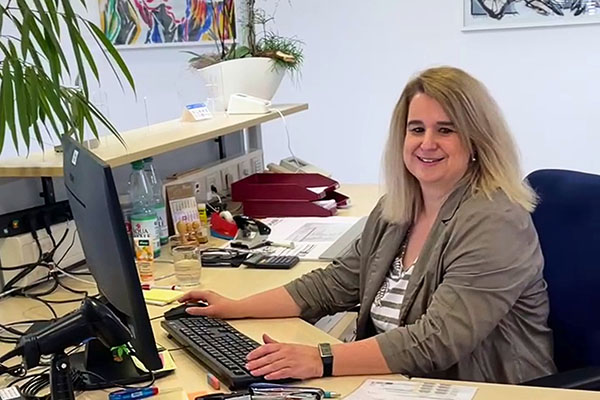 Ein neues Gesicht am eXtra4-Empfang Mareike Bordt an ihrem Arbeitsplatz am eXtra4-Empfang